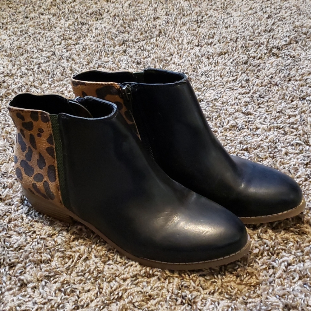 Dolce Vita black leopard bootie, size 6